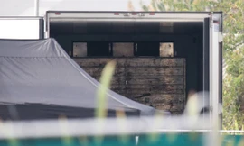 Bên trong chiếc xe tải nơi phát hiện 39 thi thể ở Essex. (Ảnh: The Sun)