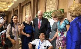 Các nghị sĩ Mỹ tại lễ ký kết