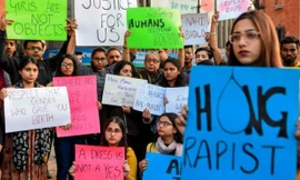 Nhiều cuộc biểu tình đang nổ ra ở Ấn Độ để lên án vụ cưỡng hiếp tập thể, sát hại dã man nữ bác sĩ thú y. (Ảnh: BBC)