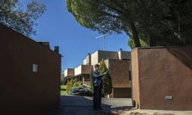 Trước cổng ĐSQ Triều Tiên ở Tây Ban Nha. (Ảnh: AP)