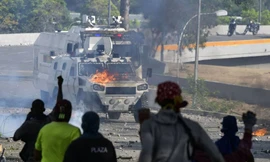 Phe biểu tình phản đối chính phủ đối đầu với lực lượng an ninh Venezuela. (Ảnh: JIJI)