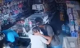 Hình ảnh kẻ cướp hôn lên trán bà lão được camera an ninh ghi lại