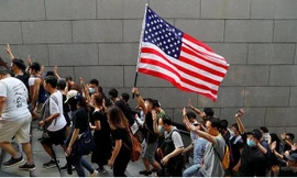 Người biểu tình Hong Kong cầm cờ Mỹ trước Lãnh sự quán Mỹ ngày 8/9. (Ảnh: Reuters)