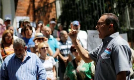 Nghị sĩ Richard Branco phát biểu trước những người ủng hộ phe đối lập. (Ảnh: Reuters)