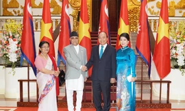 Thủ tướng Nguyễn Xuân Phúc cùng Phu nhân đón Thủ tướng Nepal và Phu nhân. (Ảnh: Như Ý)