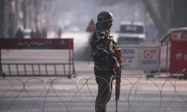 Một cảnh sát Ấn Độ đang đứng gác ở ở Srinagar. (Ảnh: Reuters)