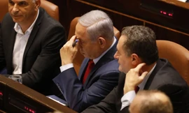 Thủ tướng Israle Benjamin Netanyahu (giữa) không thể thành lập chính phủ liên minh để bắt đầu nhiệm kỳ thủ tướng thứ năm. (Ảnh: AP)