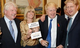 Bà Rachel Johnson (thứ hai từ trái sang), chụp ảnh cùng anh trai Boris và Jo năm 2014. (Ảnh: CNN)
