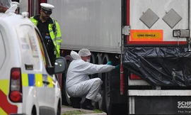 Chuyên gia pháp y đang khám nghiệm chiếc xe chở 39 người Trung Quốc tử vong. (Ảnh: CNN)