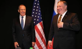Ngoại trưởng Nga Sergei Lavrov (trái) và người đồng cấp Mỹ Mike Pompeo tại cuộc gặp. (Ảnh: Reuters)