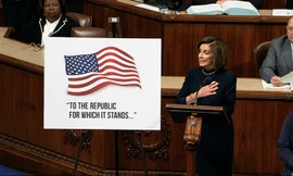 Chủ tịch Hạ viện Mỹ Nancy Pelosi phát biểu trong phiên tranh luận trước khi cuộc bỏ phiếu diễn ra. (Ảnh: AP)
