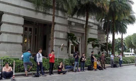 Các phóng viên quốc tế đang đứng chờ bên ngoài một khách sạn ở Singapore để săn tin. (Ảnh: Getty Images)