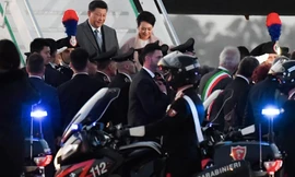 Chủ tịch Trung Quốc Tập Cận Bình và Phu Nhân khi đến Rome hôm 21/3. (Ảnh: CNN)