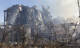 Vụ nổ khiến nhà máy bị thiêu rụi. (Ảnh: SCMP)