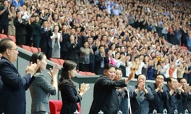 Cô Kim Yo Jong đứng cùng hàng với anh trai và chị dâu trong một sự kiện đông người. (Ảnh: KCNA)