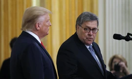 Tống thống Mỹ Donald Trump (trái) và Bộ trưởng Tư pháp Mỹ William Barr. (Ảnh: AP)