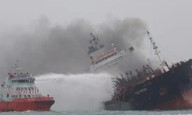 Hiện trường vụ cháy tàu. (Ảnh: SCMP)