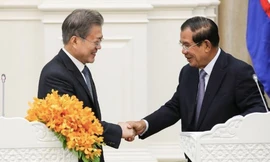 Tổng thống Hàn Quốc Moon Jae-in và Thủ tướng Campuchia Hun Sen trong cuộc gặp vào tháng 3/2019. (Ảnh: Yonhap)