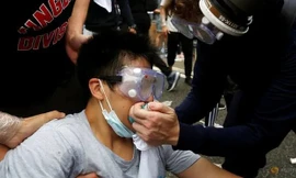 Người biểu tình giúp nhau trong lúc đối đầu với cảnh sát. (Ảnh: Reuters)