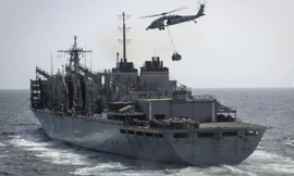 Một chiếc trực thăng MH-60S Sea Hawk vận chuyển hàng từ tàu sân bay USS Abraham Lincoln trên biển Ả-rập. (Ảnh do Hải quân Mỹ cung cấp)