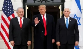 Thủ tướng Israel Netanyahu (bìa trái) đứng cạnh Tổng thống Mỹ Donald Trump và Phó Tổng thống Mỹ Mike Pence. (Ảnh: Reuters)