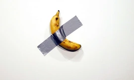 Tác phẩm "Comedian" là một quả chuối dán lên tường bằng băng dính. (Ảnh: CNN)