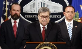 Tổng chưởng lý William Barr (giữa) trong cuộc họp báo sau khi báo cáo chi tiết về cuộc điều tra nhằm vào ông Trump được công bố. (Ảnh: AP)