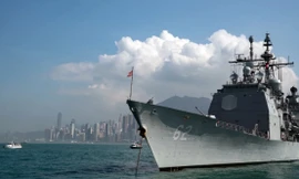 Trung Quốc vừa cấm cửa tác tàu chiến và máy bay Mỹ thăm Hong Kong. (Ảnh: Bloomberg)