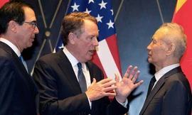 Bộ trưởng Tài chính Mỹ Steven Mnuchin (trái) và Đại diện thương mại Mỹ Robert Lighthizer cùng Phó Thủ tướng Trung Quốc Lưu Hạc có thể sẽ gặp lại nhau trong tháng này. (Ảnh: Reuters)