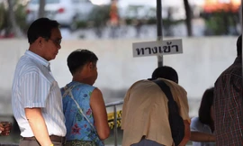 Các cử tri Thái Lan đi bỏ phiếu. (Ảnh: CNA)