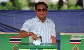 Thủ tướng Prayuth Chan-ocha đi bỏ phiếu. (Ảnh: Reuters)