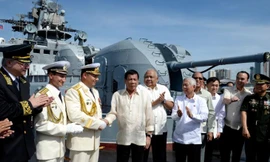 Tổng thống Philippines Rodrigo Duterte trên một tàu chống ngầm của Nga hôm 6/1//2017. (Ảnh: CNN)