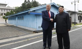 Tổng thống Mỹ Donald Trump và Chủ tịch Triều Tiên Kim Jong Un trong cuộc gặp tại khu phi quân sự giữa Triều Tiên và Hàn Quốc vào cuối tháng 6. (Ảnh: AP)