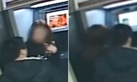 Hình ảnh do camera giám sát ghi lại cảnh người đàn ông khống chế cô gái để cướp tiền. (Ảnh: ST)