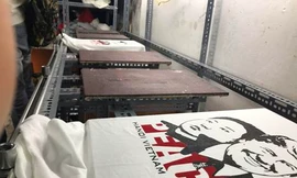 Mẫu áo có hình Tổng thống Trump và Chủ tịch Kim cùng chữ Peace (hòa bình) là sản phẩm bán chạy nhất của cửa hàng. (Ảnh: Thu Loan)