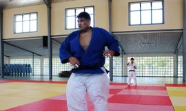 Võ sinh Derek Sua đang tập với vị huấn luyện viên judo người Nhật Bản. (Ảnh: Reuters)