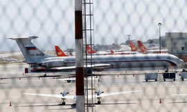 Một máy bay mang cờ Nga được trông thấy tại sân bay Simon Bolivar ở Caracas hôm 24/3. (Ảnh: Reuters)