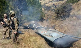 Hiện trường chiếc máy bay Ấn Độ bị Pakistan bắn rơi trong cuộc không chiến gần đây. (Ảnh: BBC)