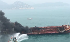 Phải mất vài ngày mới có thể dập tắt hoàn toàn đám cháy. (ảnh: SCMP)