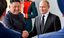 Tổng thống Nga Vladimir Putin và Chủ tịch Triều Tiên Kim Jong Un gặp nhau. (Ảnh: Itar Tass)