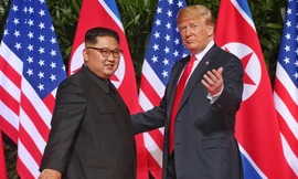 Tổng thống Mỹ Donald Trump và Chủ tịch Triều Tiên Kim Jong-un trong dịp gặp ở Singapore. (Ảnh: Getty Images)