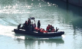 Lực lượng tuần tra Anh vừa cứu được một nhóm người di cư bất hợp pháp bơi trên biển. (Ảnh: EPA)