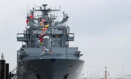 Tàu tiếp tế A1411 Berlin của Hải quân Đức đậu tại cảng Hamburg hồi tháng 5. (Ảnh: EPA)