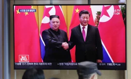 Hình ảnh ông Kim và ông Tập gặp nhau trên màn hình tại một nhà ga ở Seoul, Hàn Quốc. (Ảnh: SCMP)