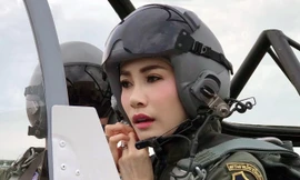 Hình ảnh bà Sineenat Wongvajirapakdi trong quân phục