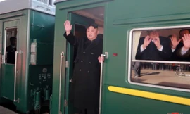 Chủ tịch Triều Tiên Kim Jong Un lên tàu để bắt đầu hành trình đến Hà Nội. (Ảnh: KCNA)