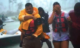 Lực lượng cứu hộ giúp người dân Bahamas sơ tán. (Ảnh: CNN)