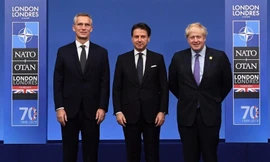 (từ trái sang) Tổng thư ký NATO Jens Stoltenberg, Thủ tướng Ý Giuseppe Conte và Thủ tướng Anh Boris Johnson tại hội nghị thượng đỉnh của NATO ngày 4/12 ở Anh. (Ảnh: EPA)