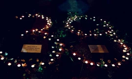 Những ngọn nến được xếp thành con số 39. (Ảnh: Telegraph)