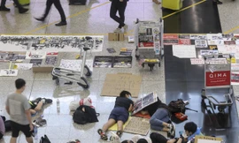 Một vài người biểu tình Hong Kong vẫn ở lại sân bay đến sáng nay. (Ảnh: SCMP)